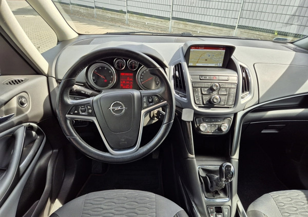 Opel Zafira cena 35500 przebieg: 166000, rok produkcji 2015 z Głogów małe 352